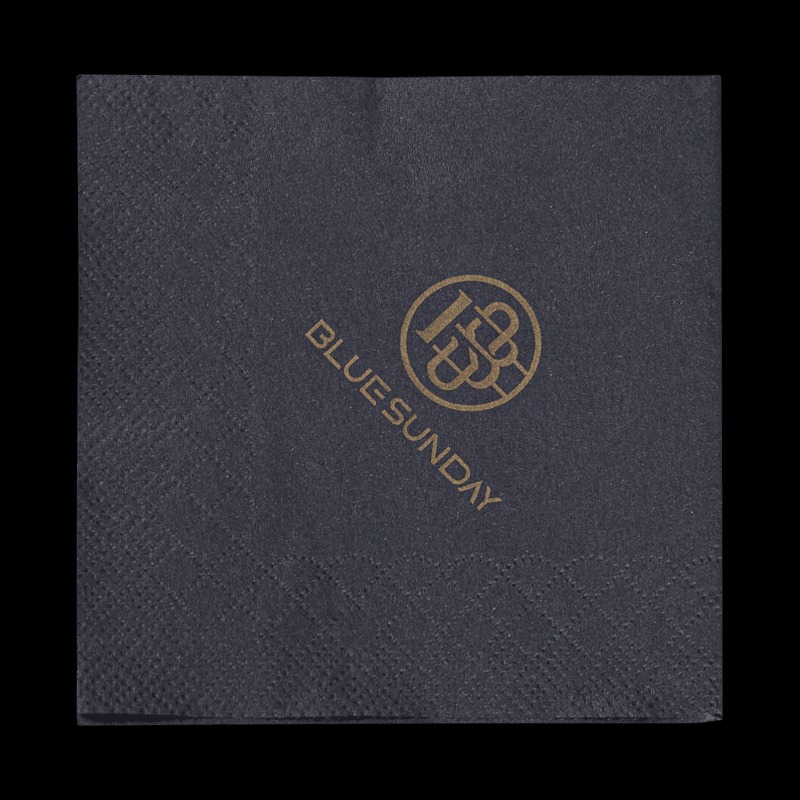 Všestranné barevné papírové ubrousky s potiskem umocňují celkový zážitek z akce