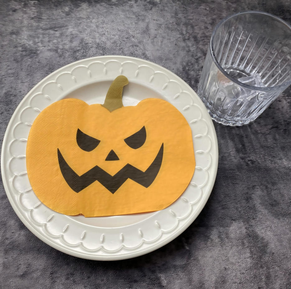 Ubrousek ve tvaru dýně se žlutou barvou na Halloween
